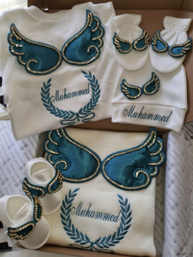 Baby Nursery Bedding - ชุดนอนเด็กอ่อนปักชื่อ 5 ชิ้น ลายปีกนางฟ้า พร้อมผ้าห่มห่อตัว ทำมือ